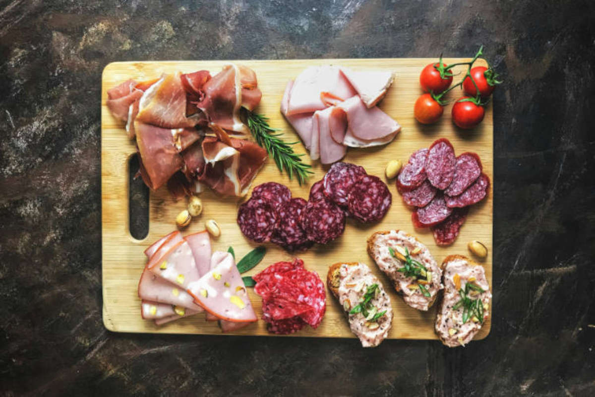 Plattenservice und heiße Theke